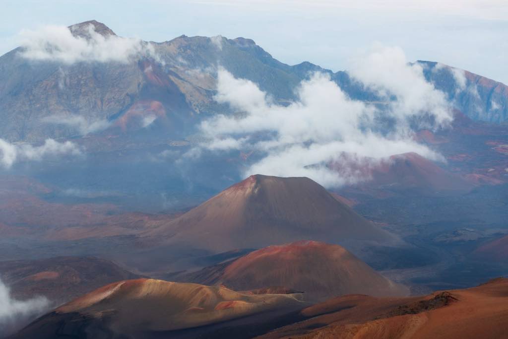 prise de vue du sommet du volcan haleakala, dans le parc national haleakala, maui, hawaii