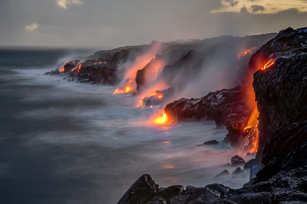 Eruption volcanique au bord de la mer a Big Island, Hawaii - odyssée américaine