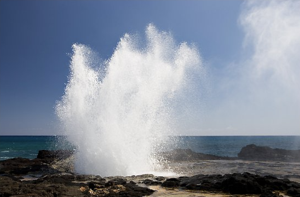 le spouting horn, jeyser impressionnant a côté des jardine Allerton et de Poipu, au sud de l'île de Kauai, Hawaii