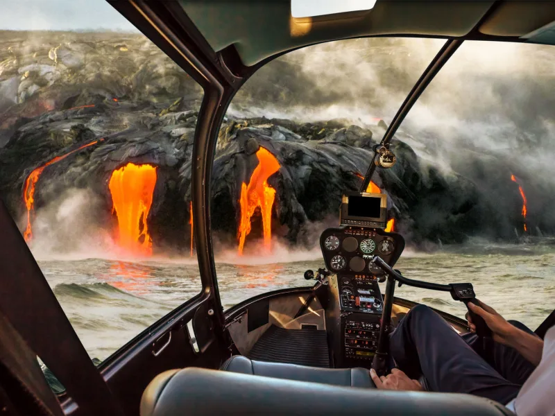 Eruption volcanique en bord de mer à bord d'un Helicoptère Airbus Ecostar sur l'île de Big Island, Hawaii