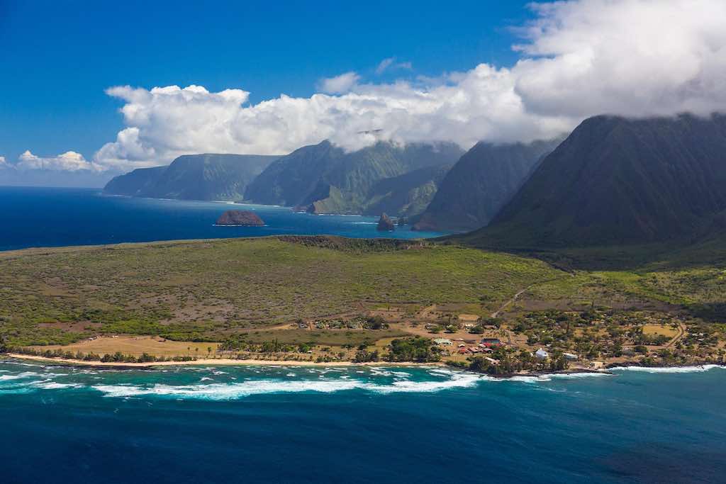 la côte Nord de l'île de Molokai, vue par hélicoptère