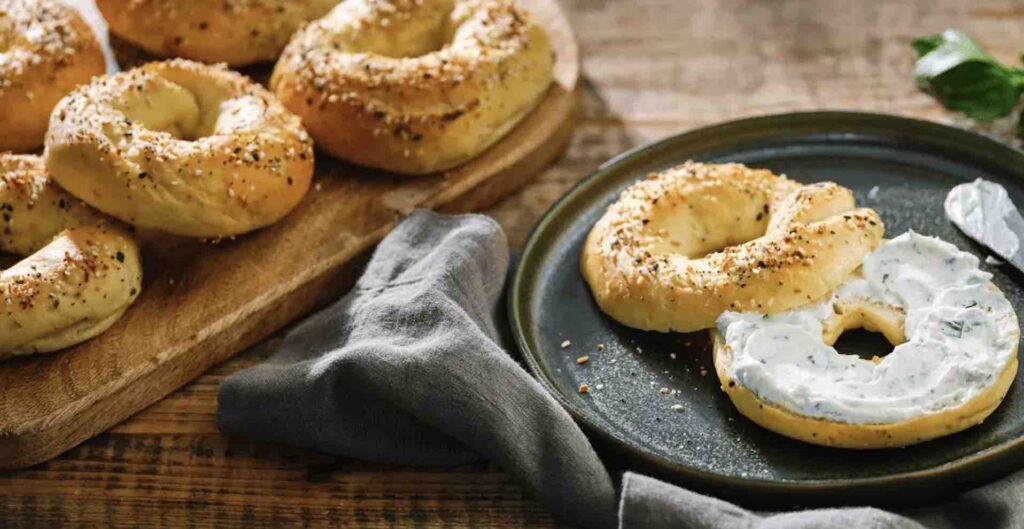 les bagels. a manger avec sur sucré ou du salé ! Les spécialités incontournables Bagels et cream cheese: Commencez votre journée avec un bagel typique de New York, garni de cream cheese ou de saumon fumé. Pizza à la new-yorkaise : Les pizzas de New York sont célèbres dans le monde entier pour leur pâte fine et leur taille généreuse. Ne manquez pas une part dans une pizzeria comme Joe’s Pizza. Hot-dogs : Disponible à chaque coin de rue, le hot-dog est un classique à goûter absolument, que ce soit chez Gray’s Papaya ou un stand de rue. Cheesecake : Pour les amateurs de dessert, un cheesecake new-yorkais est incontournable. Essayez le célèbre Junior’s à Brooklyn pour une expérience authentique. Odyssée Américaine