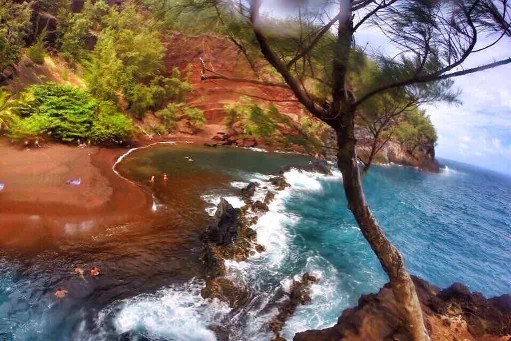 the red sand beach, la plage de sables rouges, sur la côte de Maui