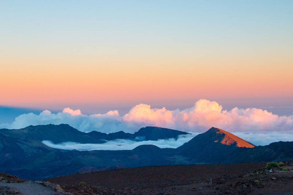 coucher de soleil sur le parc national du volcan Haleakala sur l'île de Maui