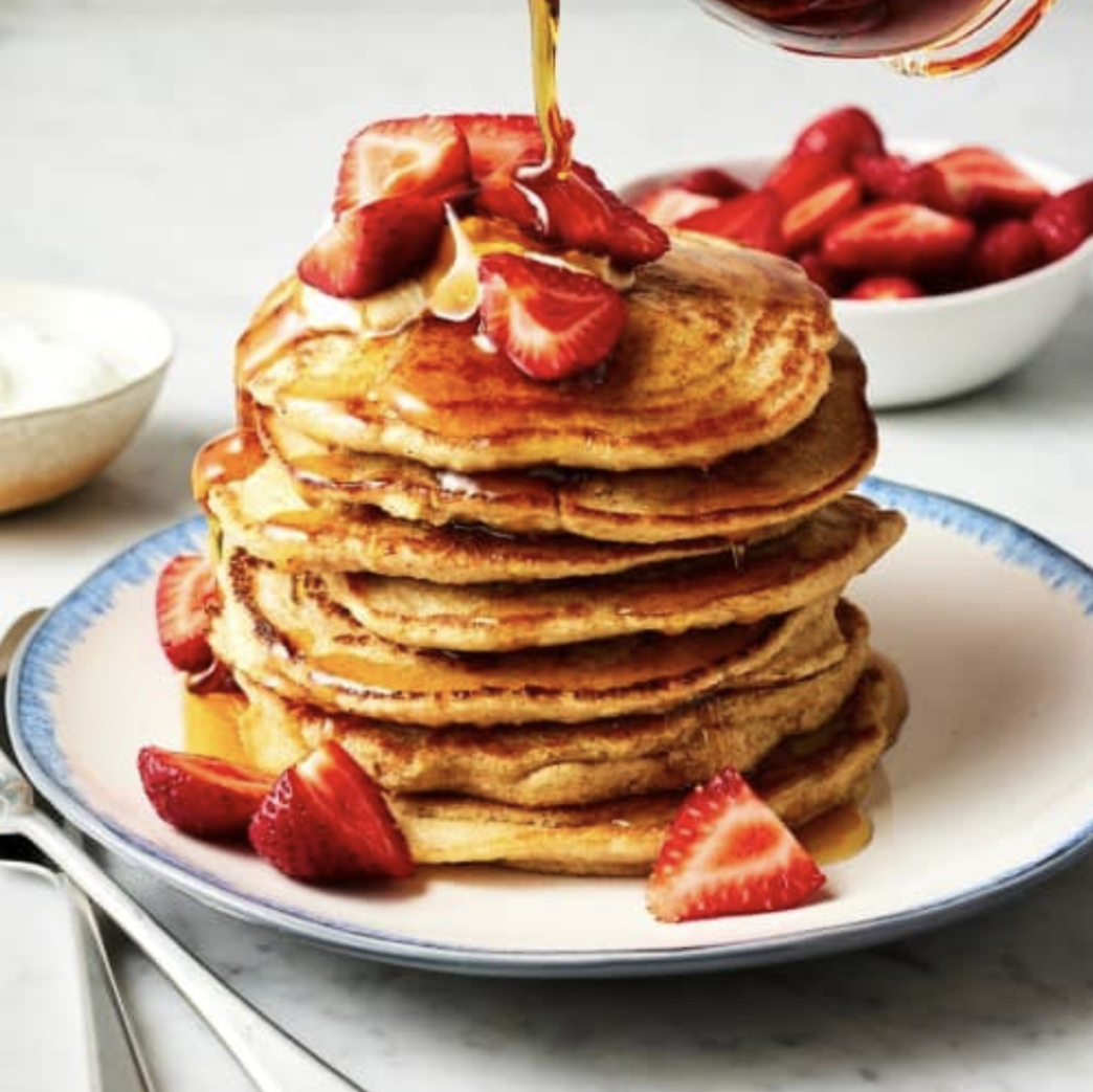 pancake avec des fuits rouges Les pancakes, ces petites merveilles moelleuses, traversent les frontières et les époques. Que ce soit en France, au Japon ou aux États-Unis, chaque culture a sa propre version, et chacune raconte une histoire unique. De l’Antiquité à nos jours, leur évolution est un véritable voyage culinaire à travers le monde. Préparez-vous à découvrir l’incroyable histoire des pancakes, un délice universel qui ne cesse de réinventer les petits-déjeuners ! Odyssée Américaine