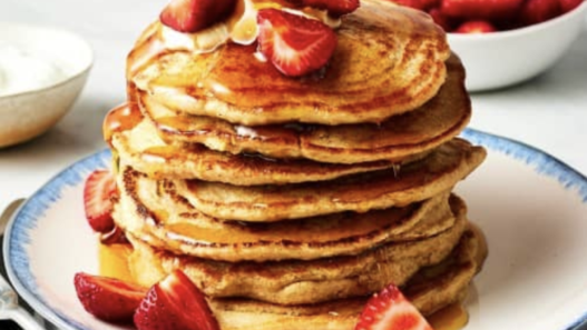 pancake avec des fuits rouges Les pancakes, ces petites merveilles moelleuses, traversent les frontières et les époques. Que ce soit en France, au Japon ou aux États-Unis, chaque culture a sa propre version, et chacune raconte une histoire unique. De l’Antiquité à nos jours, leur évolution est un véritable voyage culinaire à travers le monde. Préparez-vous à découvrir l’incroyable histoire des pancakes, un délice universel qui ne cesse de réinventer les petits-déjeuners ! Odyssée Américaine