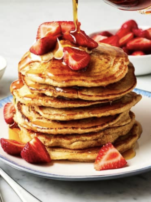 pancake avec des fuits rouges Les pancakes, ces petites merveilles moelleuses, traversent les frontières et les époques. Que ce soit en France, au Japon ou aux États-Unis, chaque culture a sa propre version, et chacune raconte une histoire unique. De l’Antiquité à nos jours, leur évolution est un véritable voyage culinaire à travers le monde. Préparez-vous à découvrir l’incroyable histoire des pancakes, un délice universel qui ne cesse de réinventer les petits-déjeuners ! Odyssée Américaine
