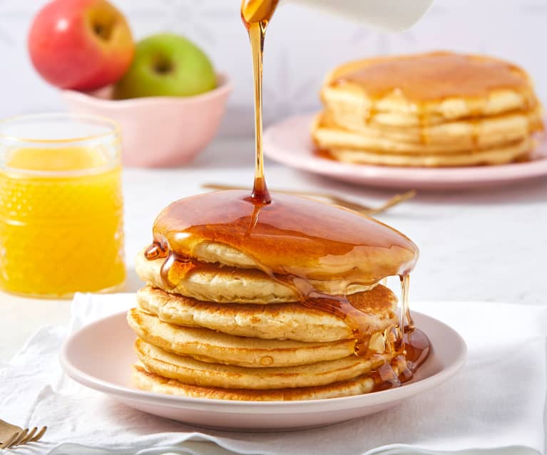 recette pancake original Les pancakes américains se caractérisent par leur texture moelleuse et leur goût riche. Préparés avec du lait, des œufs, de la farine et de la levure chimique, ils sont fréquemment servis empilés avec du beurre et une généreuse quantité de sirop d'érable. Dans l’idéale, faites-les chauffer légèrement ou dégustez 5 minutes après les avoir cuits. C’est tiède qu’ils sont les meilleurs. Odyssée Américaine