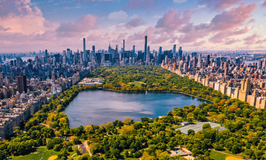 New York peut se visiter toute l’année, mais chaque saison offre une ambiance unique. Que ce soit l’automne avec les feuilles flamboyantes dans Central Park, les fêtes de fin d’année et la magie de Noël, ou l’été et ses festivals en plein air, la ville propose des activités pour chaque période de l’année. Voici quelques informations pratiques pour planifier votre séjour. Informations générales pour préparer son voyage à New York Les incontournables de New York Vie culturelle à New York Expériences touristiques et lieux incontournables Les lieux insolites de la ville Vie nocturne et sorties Conseils pratiques pour un séjour réussi à New York New York, une expérience gastronomique à ne pas manquer Les événements saisonniers et festivités Itinéraire recommandé pour une semaine complète Visiter New York : le guide et les bons plans - Odyssée Américaine