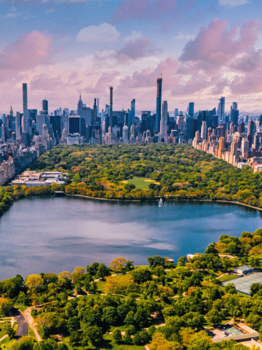 New York peut se visiter toute l’année, mais chaque saison offre une ambiance unique. Que ce soit l’automne avec les feuilles flamboyantes dans Central Park, les fêtes de fin d’année et la magie de Noël, ou l’été et ses festivals en plein air, la ville propose des activités pour chaque période de l’année. Voici quelques informations pratiques pour planifier votre séjour. Informations générales pour préparer son voyage à New York Les incontournables de New York Vie culturelle à New York Expériences touristiques et lieux incontournables Les lieux insolites de la ville Vie nocturne et sorties Conseils pratiques pour un séjour réussi à New York New York, une expérience gastronomique à ne pas manquer Les événements saisonniers et festivités Itinéraire recommandé pour une semaine complète Visiter New York : le guide et les bons plans - Odyssée Américaine