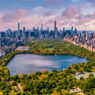New York peut se visiter toute l’année, mais chaque saison offre une ambiance unique. Que ce soit l’automne avec les feuilles flamboyantes dans Central Park, les fêtes de fin d’année et la magie de Noël, ou l’été et ses festivals en plein air, la ville propose des activités pour chaque période de l’année. Voici quelques informations pratiques pour planifier votre séjour. Informations générales pour préparer son voyage à New York Les incontournables de New York Vie culturelle à New York Expériences touristiques et lieux incontournables Les lieux insolites de la ville Vie nocturne et sorties Conseils pratiques pour un séjour réussi à New York New York, une expérience gastronomique à ne pas manquer Les événements saisonniers et festivités Itinéraire recommandé pour une semaine complète Visiter New York : le guide et les bons plans - Odyssée Américaine