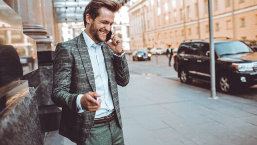 homme au téléphone dans les rues de New York : comment téléphoner aux USA : les astuces, la cartes E-sim !