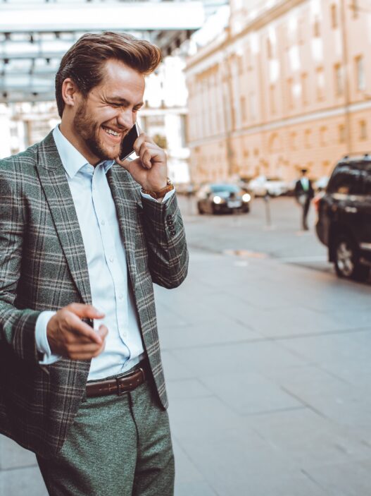 homme au téléphone dans les rues de New York : comment téléphoner aux USA : les astuces, la cartes E-sim !