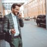 homme au téléphone dans les rues de New York : comment téléphoner aux USA : les astuces, la cartes E-sim !