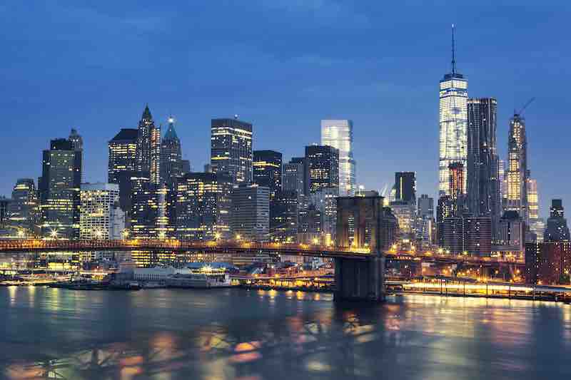 New York peut se visiter toute l’année, mais chaque saison offre une ambiance unique. Que ce soit l’automne avec les feuilles flamboyantes dans Central Park, les fêtes de fin d’année et la magie de Noël, ou l’été et ses festivals en plein air, la ville propose des activités pour chaque période de l’année. Voici quelques informations pratiques pour planifier votre séjour. visiter New York guide et astuces -Odyssée Américaine
